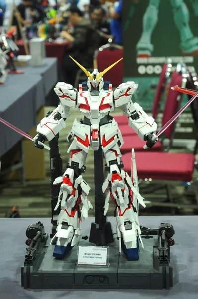 SEREMBAN, MALAYSIA -ECTOBER 9, 2016: Mobil Kostüm Gundam plastik model ve oyuncaklara odaklandı. Bandai 'nin kurgusal Gundam evreninin karakterleri..