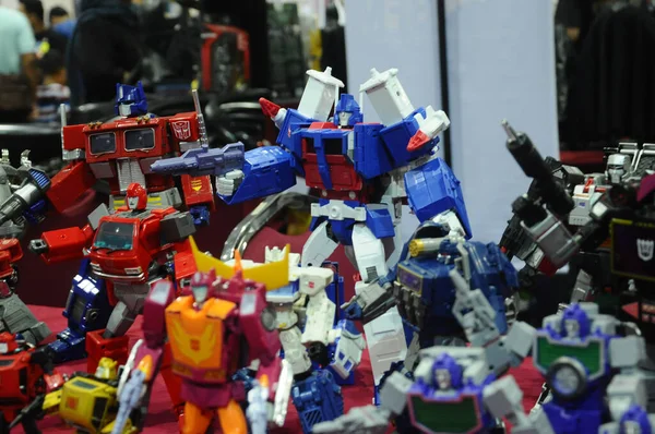 SEREMBAN, Malezya -9 Ekim 2016: Transformers plastik model ve oyuncaklar. Hasbro 'nun kurgusal Transformers çizgi filmindeki karakterler..