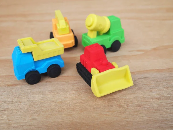 Sentetik kauçuktan yapılmış ağır makinenin minyatür modeli. Minyatür boyutta yapılmış. Çocukların ilgisini çeken renkli.