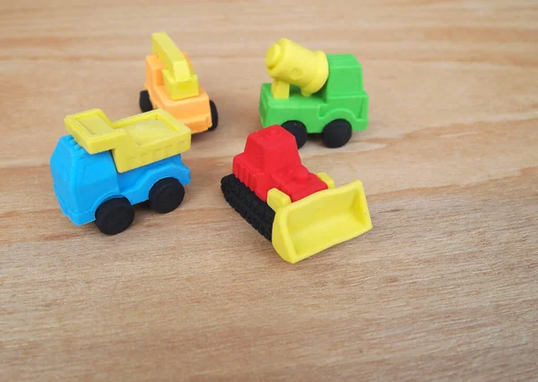 Sentetik kauçuktan yapılmış ağır makinenin minyatür modeli. Minyatür boyutta yapılmış. Çocukların ilgisini çeken renkli.