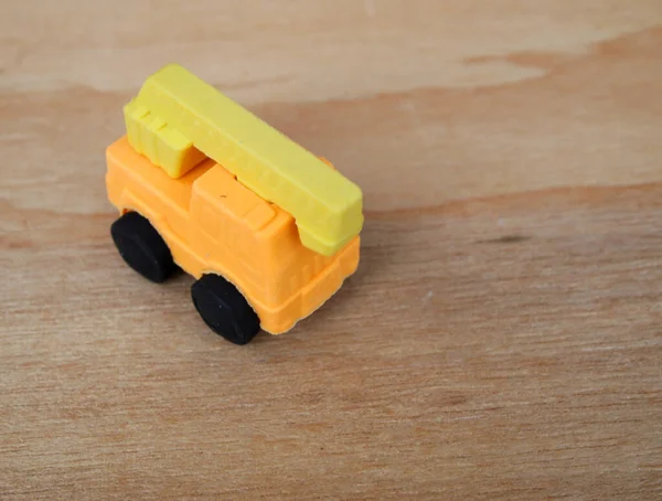 Sentetik kauçuktan yapılmış ağır makinenin minyatür modeli. Minyatür boyutta yapılmış. Çocukların ilgisini çeken renkli.