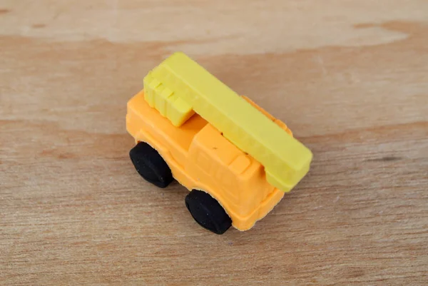 Sentetik kauçuktan yapılmış ağır makinenin minyatür modeli. Minyatür boyutta yapılmış. Çocukların ilgisini çeken renkli.