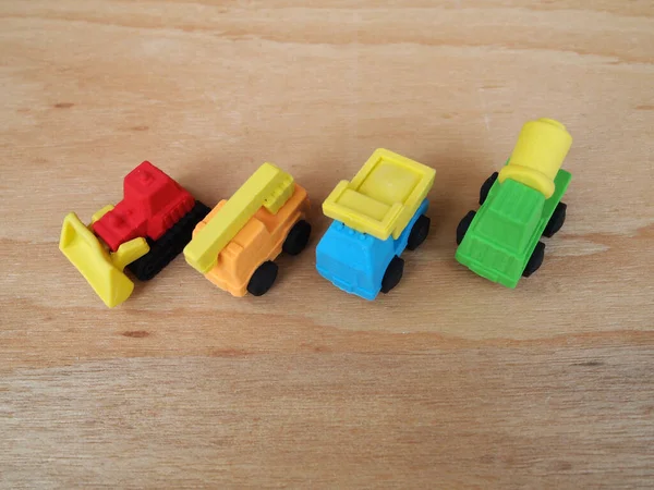 Sentetik kauçuktan yapılmış ağır makinenin minyatür modeli. Minyatür boyutta yapılmış. Çocukların ilgisini çeken renkli.