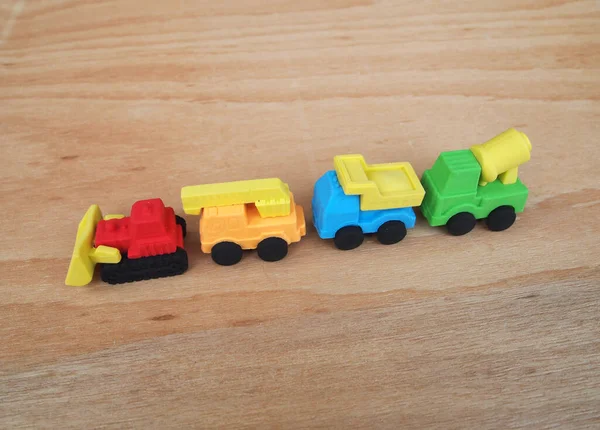 Sentetik kauçuktan yapılmış ağır makinenin minyatür modeli. Minyatür boyutta yapılmış. Çocukların ilgisini çeken renkli.