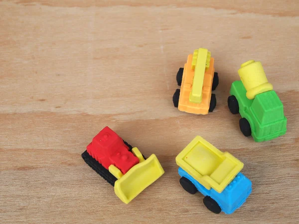 Sentetik kauçuktan yapılmış ağır makinenin minyatür modeli. Minyatür boyutta yapılmış. Çocukların ilgisini çeken renkli.