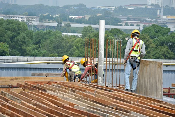 Malacca Malaisie Juillet 2016 Travailleurs Construction Qui Fabriquent Bois Sur — Photo