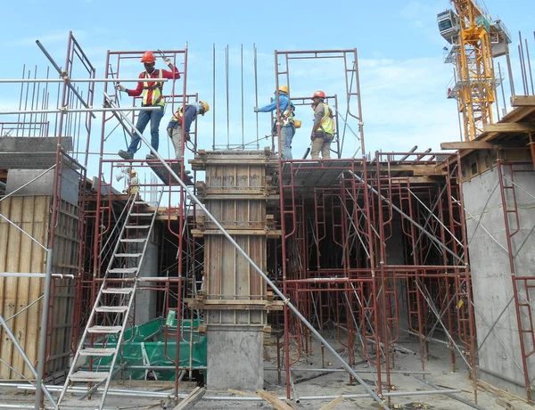 マレーシア マラッカ県マラッカ市2016年7月12日マレーシア マラッカ市の建設現場において 木材フォーム加工を行う建設労働者 様式は主に木材と合板で作られていた — ストック写真