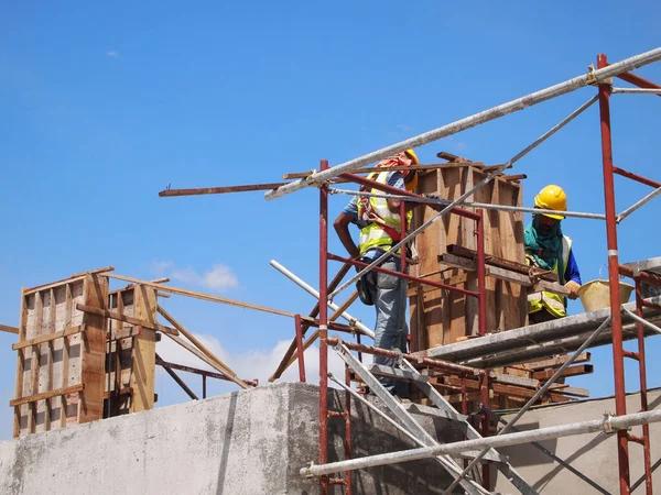 Malacca Malasia Julio 2016 Trabajadores Construcción Que Fabrican Madera Trabajan — Foto de Stock