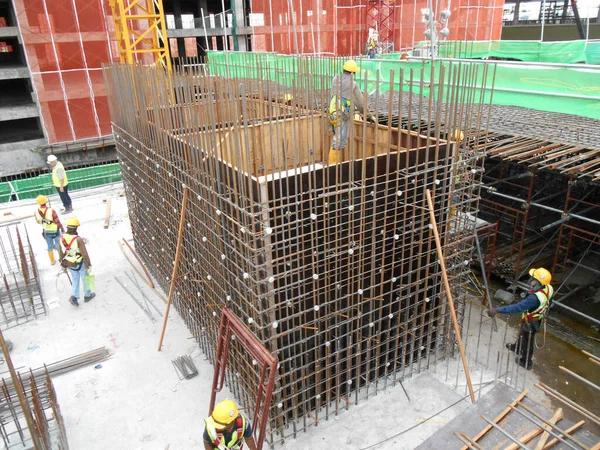 Selangor Malaysia May 2016 建筑工地热轧变形钢筋或钢筋 它用来加强混凝土 它是按照工程师的设计成形的 — 图库照片