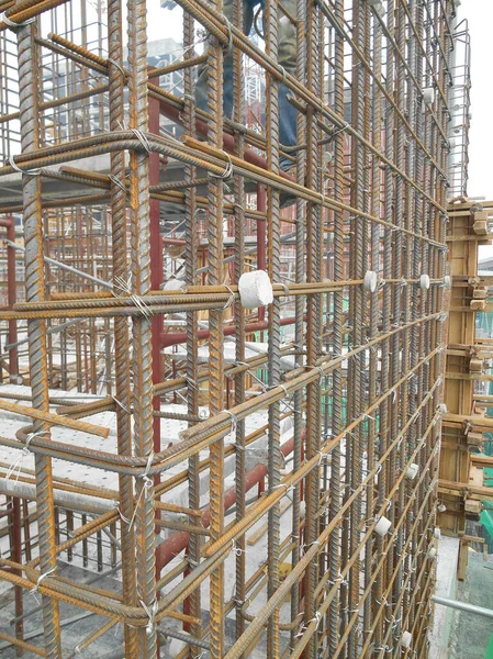 セランゴール マレーシア 2016年5月13日 建設現場で熱間圧延変形鋼棒または鋼補強棒 コンクリートを強化するために使用します エンジニアの設計に従う形になっています — ストック写真