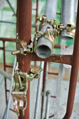 SELANGOR, MALAYSIA - 10 Temmuz 2016: İnşaat alanında yapı iskelesi bağlantısı detayı. Bağlayıcı iskeleyi ya da emniyet borusunu birbirine bağlar ya da bağlar. 