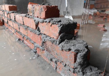 JASIN, MALAYSIA - EYLÜL 09, 2016: Çamur tuğla duvar işçiliği. Çamur tuğlası çimento harcı kullanılarak birbirine tutturulmuş..   