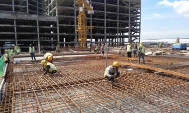 MALACCA, MALAYSIA - SEPTEMBER 24, 2016: Malacca, Malezya 'daki inşaat alanında döşeme destek barı üreten inşaat işçileri.  