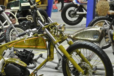 SERDANG, MALAYSIA -29 Mayıs 2016: Açık alanda klasik motosiklet parkının özel ve çeşitli modelleri. Halkın dikkatini çekiyor.. 