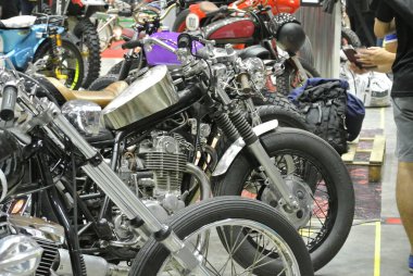 SERDANG, MALAYSIA -29 Mayıs 2016: Açık alanda klasik motosiklet parkının özel ve çeşitli modelleri. Halkın dikkatini çekiyor.. 