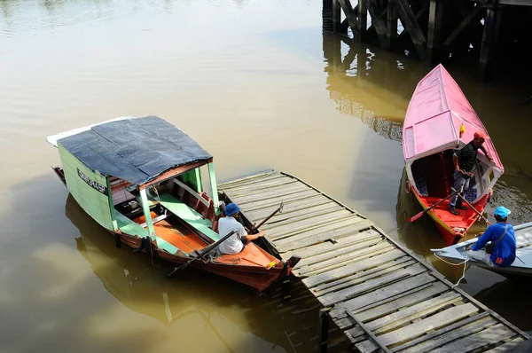Kuching Malaysia Octombrie 2014 Barca Minerilor Așteaptă Pasageri Râul Sarawak — Fotografie, imagine de stoc