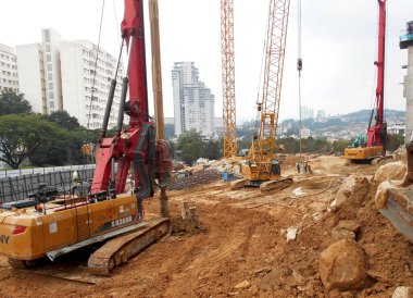 KUALA LUMPUR, MALAYSIA - 30 Mart 2022: İnşaat alanında kazık teçhizat makinesi. Bu makine vakıf inşaatı için hurda yığını sürüyordu. Yetenekli işçiler tarafından işletiliyor.. 