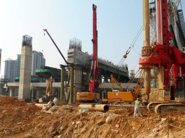 KUALA LUMPUR, MALAYSIA - 30 Mart 2022: İnşaat alanında kazık teçhizat makinesi. Bu makine vakıf inşaatı için hurda yığını sürüyordu. Yetenekli işçiler tarafından işletiliyor.. 