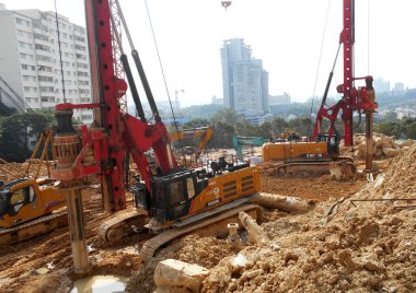 KUALA LUMPUR, MALAYSIA - 30 Mart 2022: İnşaat alanında kazık teçhizat makinesi. Bu makine vakıf inşaatı için hurda yığını sürüyordu. Yetenekli işçiler tarafından işletiliyor.. 