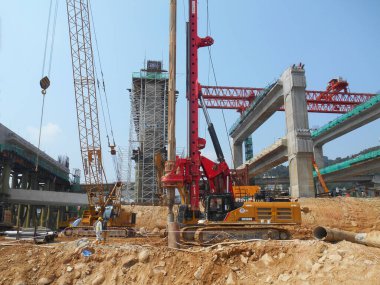 KUALA LUMPUR, MALAYSIA - 30 Mart 2022: İnşaat alanında kazık teçhizat makinesi. Bu makine vakıf inşaatı için hurda yığını sürüyordu. Yetenekli işçiler tarafından işletiliyor.. 