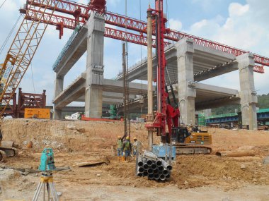 KUALA LUMPUR, MALAYSIA - 30 Mart 2022: İnşaat alanında kazık teçhizat makinesi. Bu makine vakıf inşaatı için hurda yığını sürüyordu. Yetenekli işçiler tarafından işletiliyor.. 
