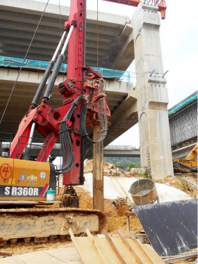 KUALA LUMPUR, MALAYSIA - 30 Mart 2022: İnşaat alanında kazık teçhizat makinesi. Bu makine vakıf inşaatı için hurda yığını sürüyordu. Yetenekli işçiler tarafından işletiliyor.. 