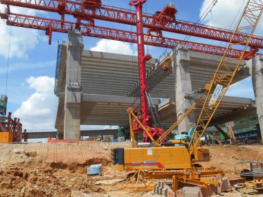 KUALA LUMPUR, MALAYSIA - 30 Mart 2022: İnşaat alanında kazık teçhizat makinesi. Bu makine vakıf inşaatı için hurda yığını sürüyordu. Yetenekli işçiler tarafından işletiliyor.. 