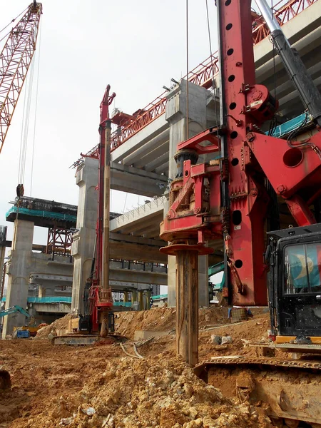 KUALA LUMPUR, MALAYSIA - 30 Mart 2022: İnşaat alanında kazık teçhizat makinesi. Bu makine vakıf inşaatı için hurda yığını sürüyordu. Yetenekli işçiler tarafından işletiliyor.. 