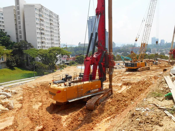 KUALA LUMPUR, MALAYSIA - 30 Mart 2022: İnşaat alanında kazık teçhizat makinesi. Bu makine vakıf inşaatı için hurda yığını sürüyordu. Yetenekli işçiler tarafından işletiliyor.. 