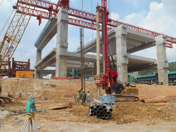 KUALA LUMPUR, MALAYSIA - 30 Mart 2022: İnşaat alanında kazık teçhizat makinesi. Bu makine vakıf inşaatı için hurda yığını sürüyordu. Yetenekli işçiler tarafından işletiliyor.. 