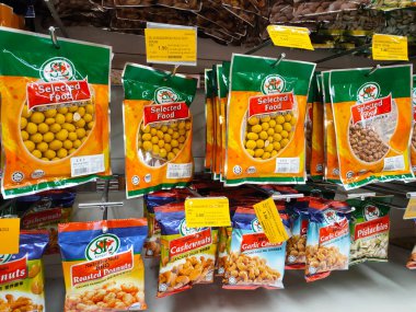 SELANGOR, MALAYSIA -4 HAZİRAN 2022: Fıstık bazlı atıştırmalıklar ticari paketlerde paketlendi ve satışa sunuldu. Markaya göre sıralanmış ve fiyat etiketi var.. 