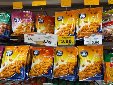 SELANGOR, MALAYSIA -4 HAZİRAN 2022: Fıstık bazlı atıştırmalıklar ticari paketlerde paketlendi ve satışa sunuldu. Markaya göre sıralanmış ve fiyat etiketi var.. 