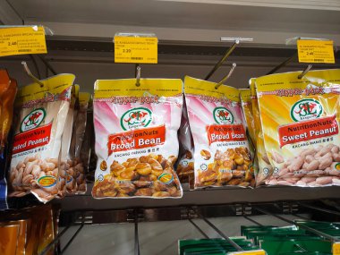 SELANGOR, MALAYSIA -4 HAZİRAN 2022: Fıstık bazlı atıştırmalıklar ticari paketlerde paketlendi ve satışa sunuldu. Markaya göre sıralanmış ve fiyat etiketi var.. 