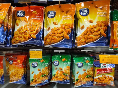 SELANGOR, MALAYSIA -4 HAZİRAN 2022: Fıstık bazlı atıştırmalıklar ticari paketlerde paketlendi ve satışa sunuldu. Markaya göre sıralanmış ve fiyat etiketi var.. 