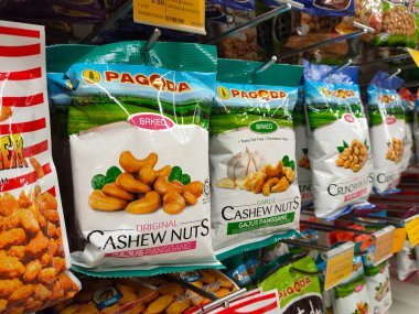 SELANGOR, MALAYSIA -4 HAZİRAN 2022: Fıstık bazlı atıştırmalıklar ticari paketlerde paketlendi ve satışa sunuldu. Markaya göre sıralanmış ve fiyat etiketi var.. 