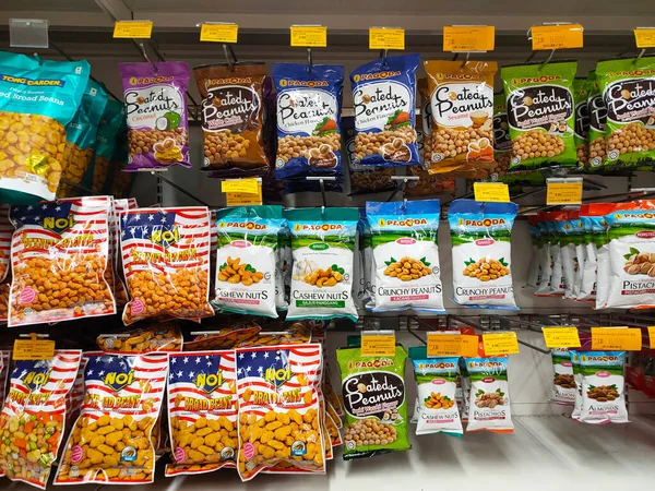 SELANGOR, MALAYSIA -4 HAZİRAN 2022: Fıstık bazlı atıştırmalıklar ticari paketlerde paketlendi ve satışa sunuldu. Markaya göre sıralanmış ve fiyat etiketi var.. 