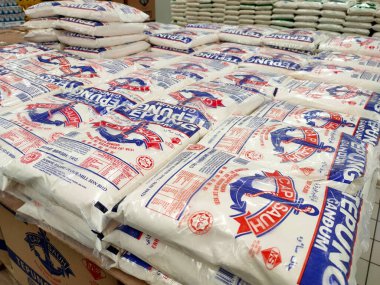 SELANGOR, MALAYSIA -MAYIS 3, 2022: Ticari ambalajda satılan çeşitli markaların buğday unlarına odaklandı. Naylon poşetlere doldurulmuş ve müşterilerin rahatlığı için fiyat etiketi ile sergileniyor..