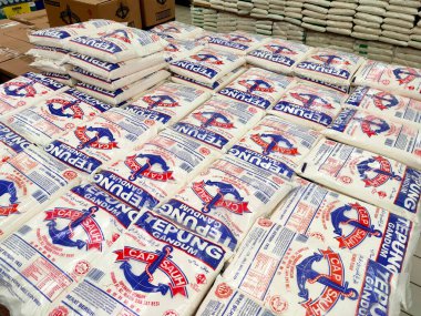 SELANGOR, MALAYSIA -MAYIS 3, 2022: Ticari ambalajda satılan çeşitli markaların buğday unlarına odaklandı. Naylon poşetlere doldurulmuş ve müşterilerin rahatlığı için fiyat etiketi ile sergileniyor..