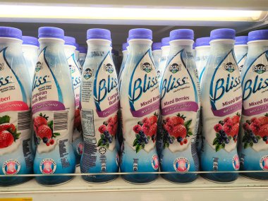 SELANGOR, MALAYSIA -11 Temmuz 2021: Müşterinin seçmesini kolaylaştırmak için marka tarafından sıralanan büyük soğutucuda sunulan yoğurt içecekleri ve diğer süt ürünlerine odaklanmış. 