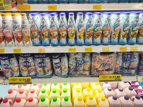 セランゴール マレーシア 2021年7月11日 顧客が選択しやすくするためにブランドによってソート巨大なチラーで販売のために表示されるヨーグルトドリンクや他の乳製品に焦点を当て — ストック写真