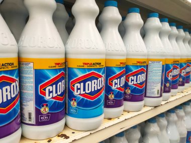 SELANGOR, MALAYSIA -29 Mayıs 2022: Ticari etiketli plastik şişelerdeki giysiler süpermarketlerde satışa sunuldu. Markaya göre sıralanmış ve fiyat etiketi ile işaretlenmiş..