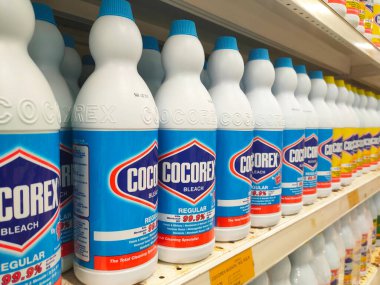 SELANGOR, MALAYSIA -29 Mayıs 2022: Ticari etiketli plastik şişelerdeki giysiler süpermarketlerde satışa sunuldu. Markaya göre sıralanmış ve fiyat etiketi ile işaretlenmiş..