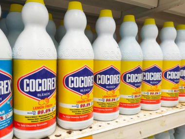 SELANGOR, MALAYSIA -29 Mayıs 2022: Ticari etiketli plastik şişelerdeki giysiler süpermarketlerde satışa sunuldu. Markaya göre sıralanmış ve fiyat etiketi ile işaretlenmiş..