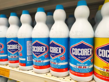 SELANGOR, MALAYSIA -29 Mayıs 2022: Ticari etiketli plastik şişelerdeki giysiler süpermarketlerde satışa sunuldu. Markaya göre sıralanmış ve fiyat etiketi ile işaretlenmiş..