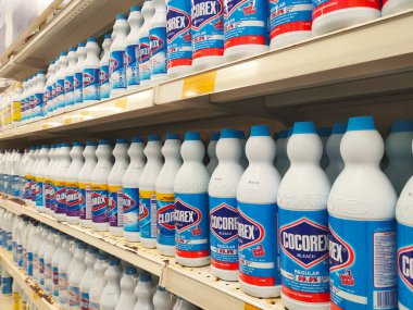 SELANGOR, MALAYSIA -29 Mayıs 2022: Ticari etiketli plastik şişelerdeki giysiler süpermarketlerde satışa sunuldu. Markaya göre sıralanmış ve fiyat etiketi ile işaretlenmiş..