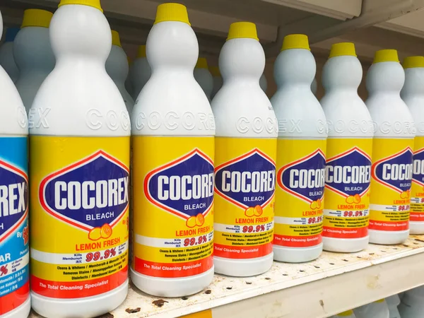 SELANGOR, MALAYSIA -29 Mayıs 2022: Ticari etiketli plastik şişelerdeki giysiler süpermarketlerde satışa sunuldu. Markaya göre sıralanmış ve fiyat etiketi ile işaretlenmiş..