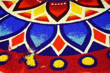 SELANGOR, MALAYSIA -ECTOBER 18 Ekim 2015: Deepavali ya da Divali kutlamaları sırasında renkli pirinç tanecikleri kullanılarak Hindistan deseni ve dekorasyonu 