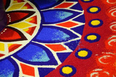SELANGOR, MALAYSIA -ECTOBER 18 Ekim 2015: Deepavali ya da Divali kutlamaları sırasında renkli pirinç tanecikleri kullanılarak Hindistan deseni ve dekorasyonu 