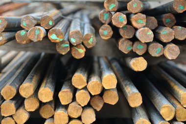 SELANGOR, MALAYSIA -30 Nisan 2016: Sıcak rulo deforme olmuş çelik çubuklar veya betona atılmadan önce birbirine bağlanmış çelik takviye çubuğu. Somut dayanıklılığı arttırır.. 