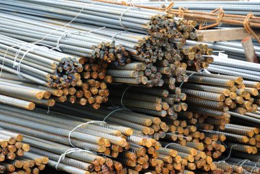 SELANGOR, MALAYSIA -30 Nisan 2016: Sıcak rulo deforme olmuş çelik çubuklar veya betona atılmadan önce birbirine bağlanmış çelik takviye çubuğu. Somut dayanıklılığı arttırır.. 